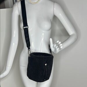 Lululemon Black Crossbody Fleece Bucket Bag 2.5L - New Unworn